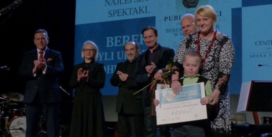Na zdjęciu od lewej: Andrzej Sitnik, Iwona Księżopolska, Waldemar Koperkiewicz, Jacek Kawalec, Jerzy Gudejko oraz Tymek Kalata z mamą Renatą, fot. Ana