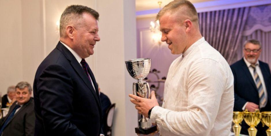 Rugbysta Przemysław Rajewski odbiera trofeum dla najlepszego sportowca 2018 roku (fot. Aga Król)