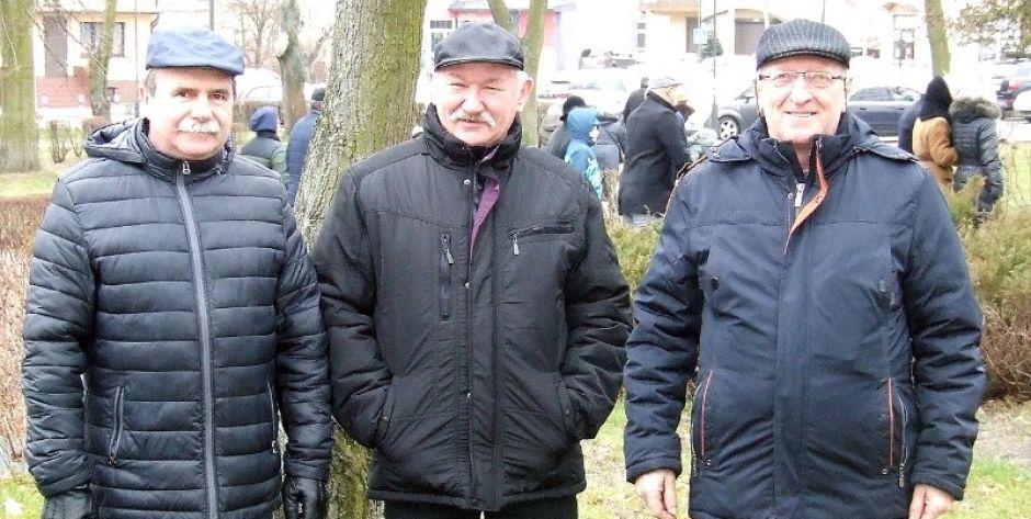Stoczkowskie biegi nie wzbudzają takiego zainteresowania, jak chociażby klasyk Real – Barcelona, ale wiernych kibiców, jak na zdjęciu od lewej: Adam Celej,Waldemar Kot i Krzysztof Dylewicz, z pewności nie zabraknie. fot. MB