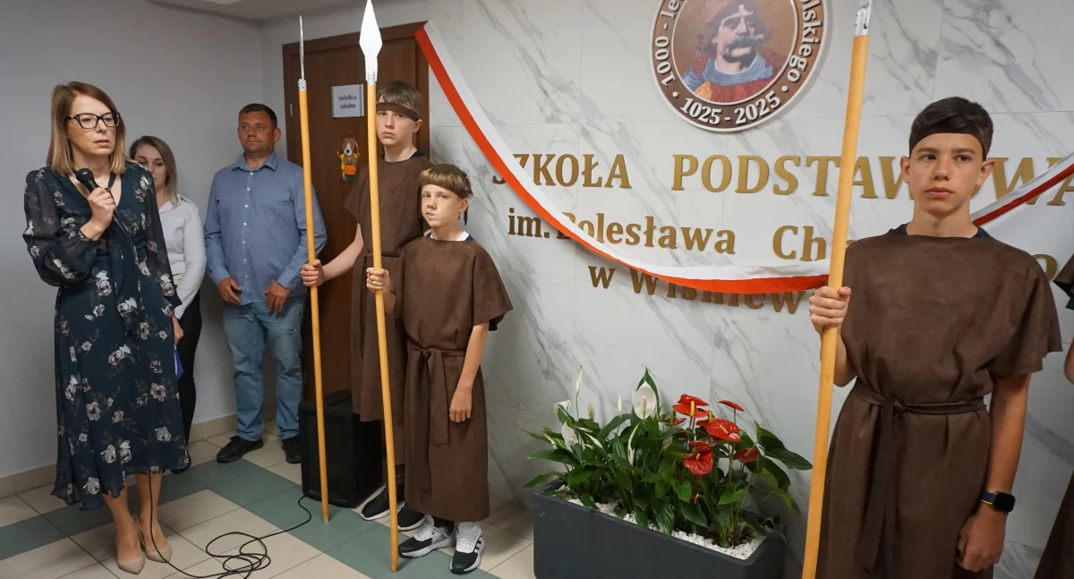 W szkole w Wiśniewie odsłonięto pamiątkową ściankę z wizerunkiem pierwszego króla Polski Bolesława Chrobrego.  fot. sej 