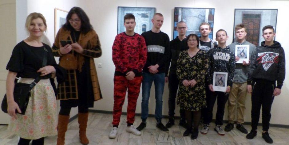 Halina Cholewka w otoczeniu młodzieży, pierwsza od lewej - Iza Staręga, fot. Ana