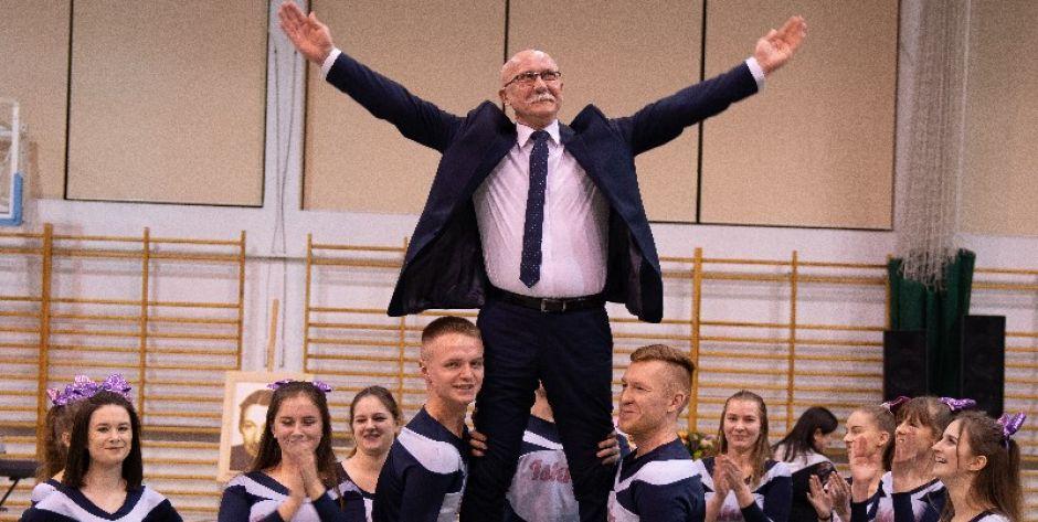 Andrzej Suchenek na rękach zespołu 