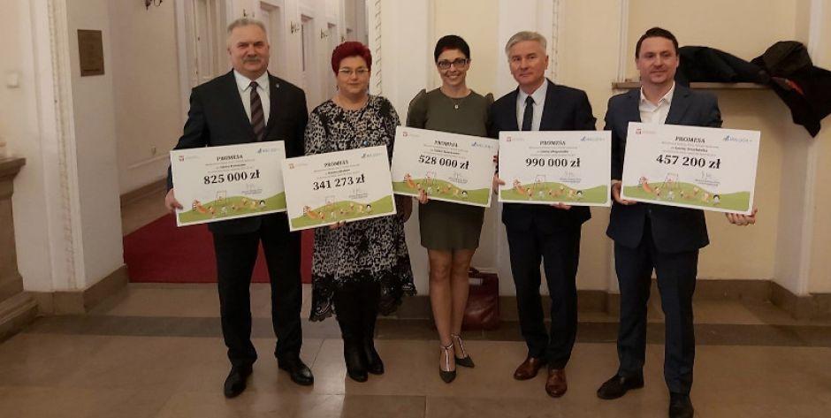 Wójt gminy Stanisławów Kinga Sosińska i Wójt gminy Jakubów Hanna Wocial  odebrały promesy - fot. UG Stanisławów