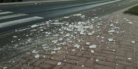 kawałki lodu, które spadły z samochodu