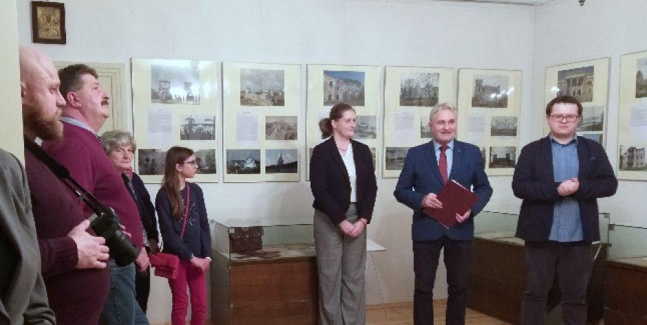 Wernisaż wystawy, na zdjęciu pierwsi z prawej: Piotr Czyż, Sławomir Kordaczuk i Marta Czerwieniec-Ivasyk, fot. Ana