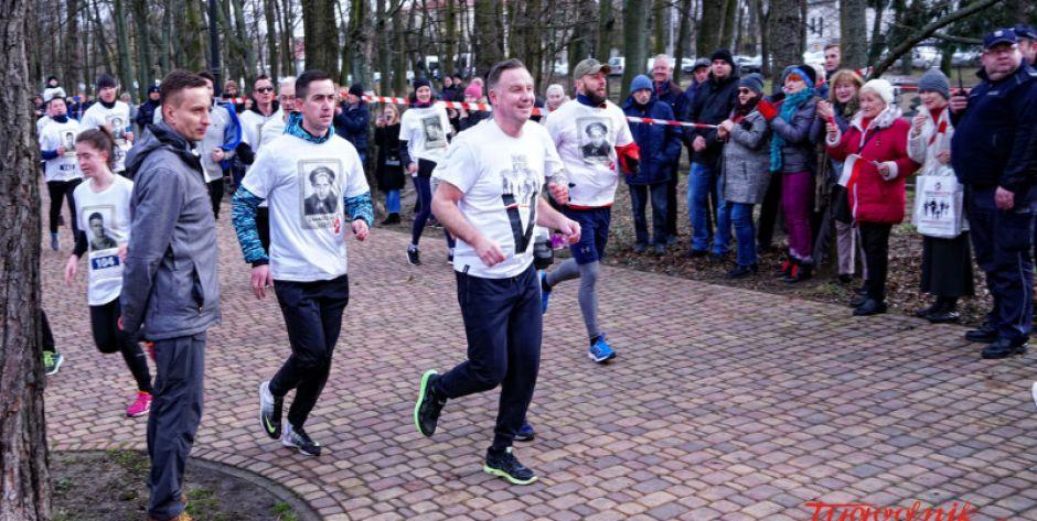 Andrzej Duda na trasie biegu