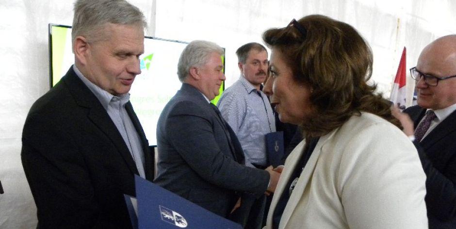 Starosta Ewa Besztak wręcza podziękowanie sołtysowi Sojkówka (gm. Sadowne) Markowi Gajewskiemu.  fot. sej