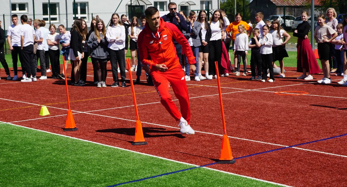 Mistrz olimpijski z Tokio Dariusz Kowaluk na sportowym torze przeszkód w Krypach.  fot. sej