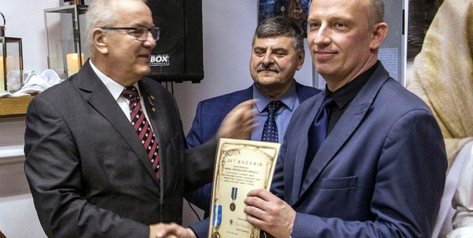 Kanclerz Stowarzywszenia „Pamięć Świętego Jana Pawła II”, Ryszard Zawadowski, wręcza medal dyrektorowi Muzeum Regionalnego w Łukowie, Mariuszowi Burdachowi. Fot. Arch. stowarzyszenia - fot. Stowarzyszenie Pamięć św. Jana Pawła II