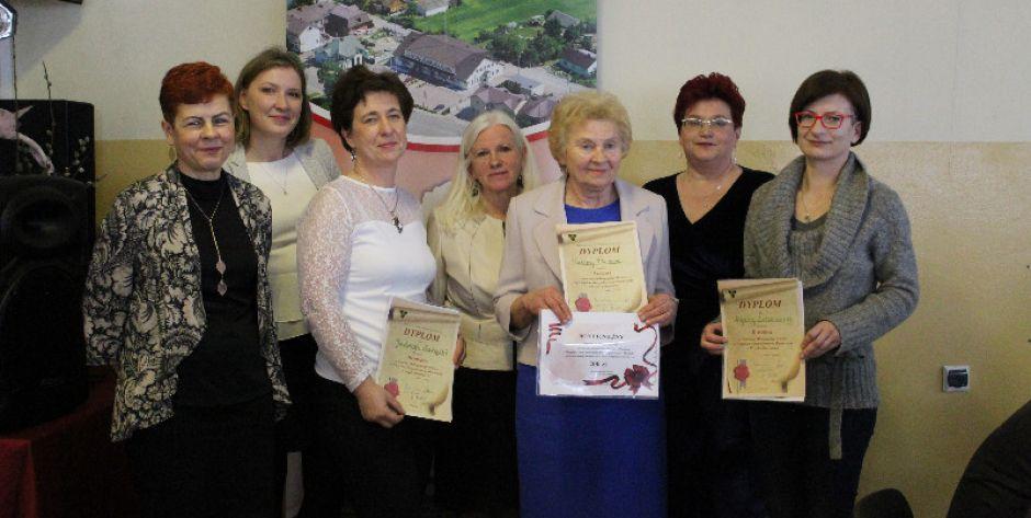 Pani Wójt i laureatki Olimpiady  - fot. UG Jakubów