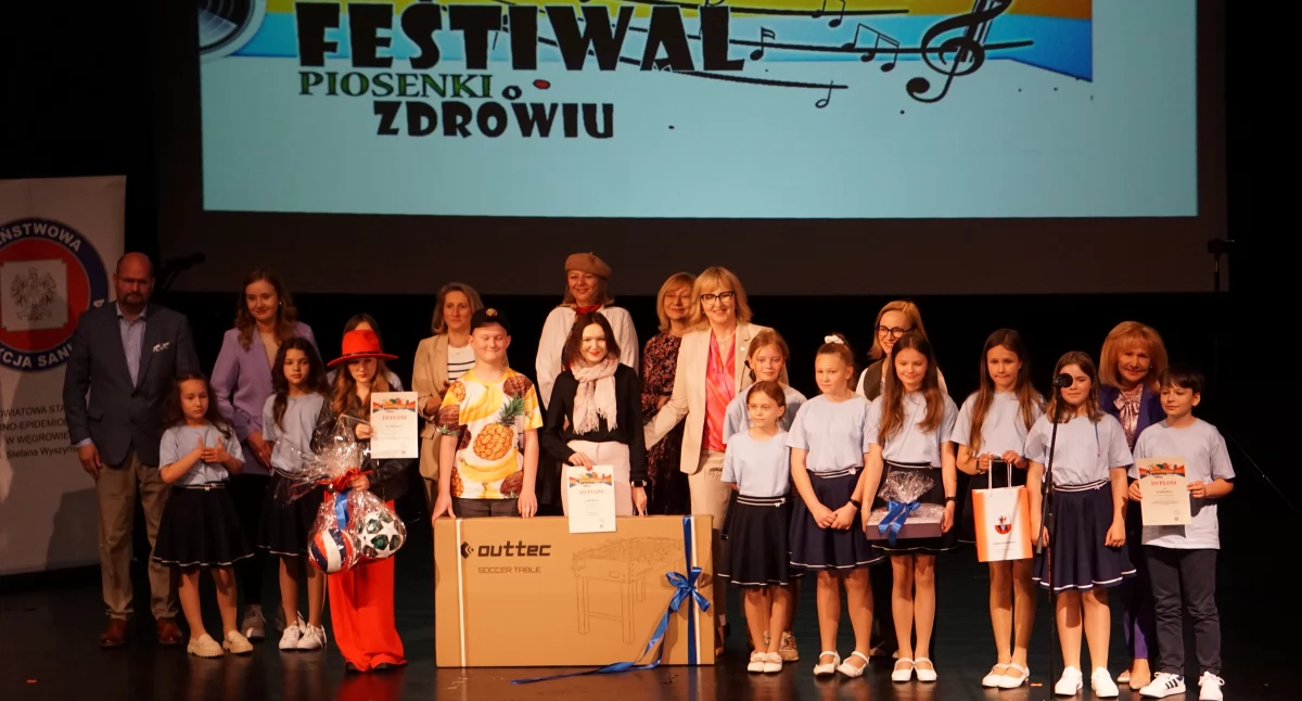 Laureaci z pierwszej grupy węgrowskiego Festiwalu Piosenki o Zdrowiu z opiekunami i członkami jury.  fot. sej