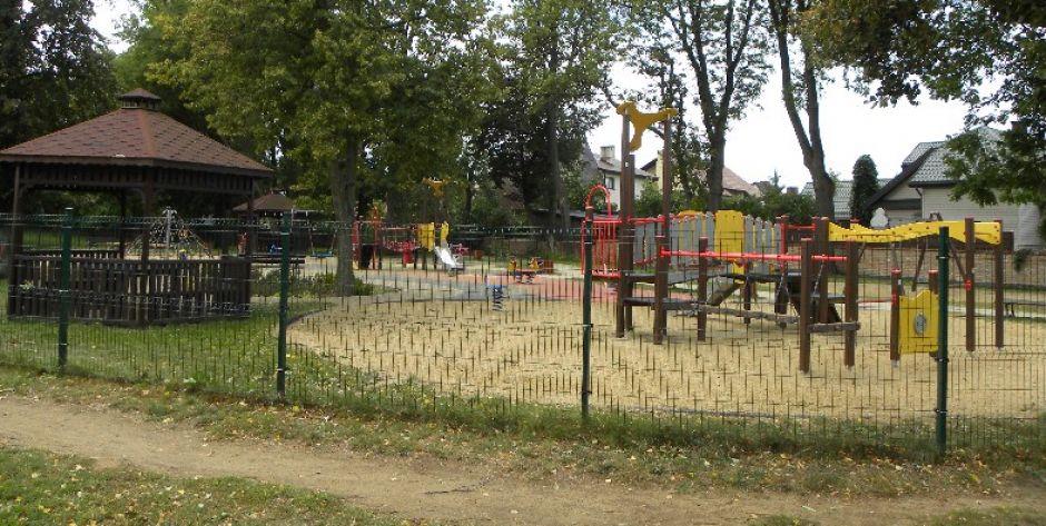Plac zabaw w Parku Armii Krajowej w Wegrowie.  fot. sej