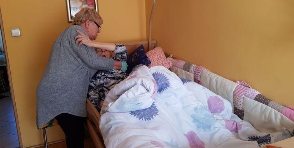 Na zdjęciu jedna z opiekunek z osobą, której pomaga, fot. arch. Caritas - fot. Caritas Diecezji Siedleckiej