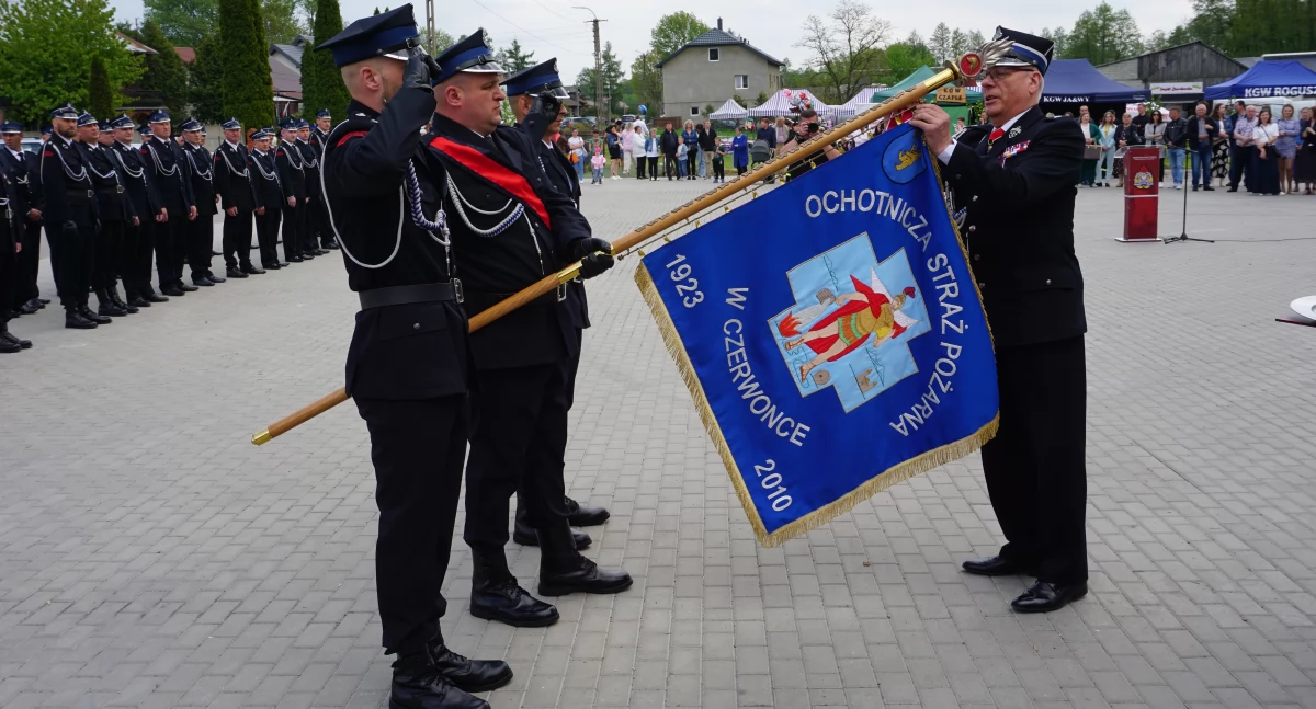 Honorowy prezes ZOSP RP dh Ryszard Gajewski odznacza sztandar OSP w Czerwonce.  fot. sej