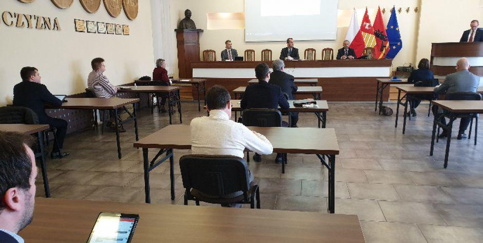 Sala konferencyjna podczas sesji Rady Miasta wyglądała jak w trakcie matur. Fot. PGL