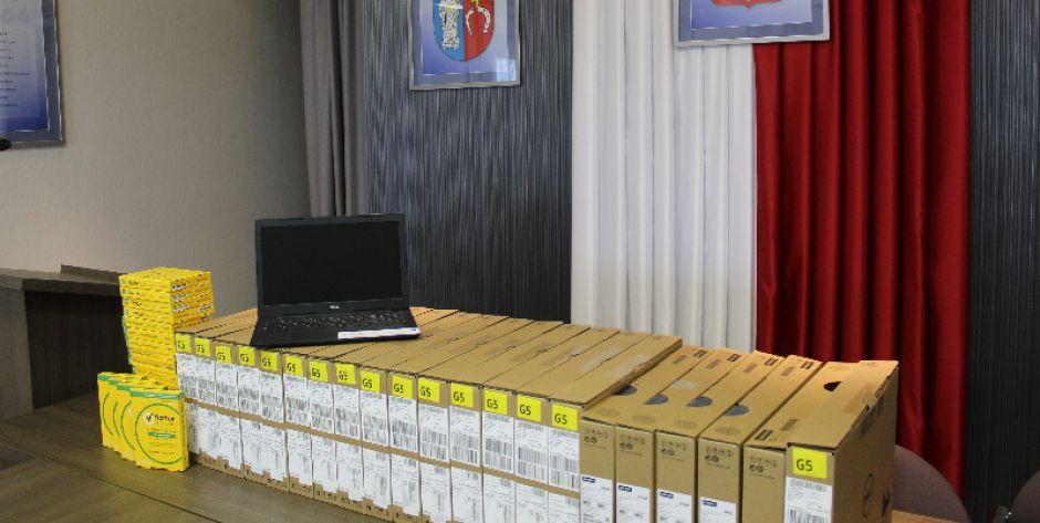 Laptopy dla szkół - fot. UG Jakubów