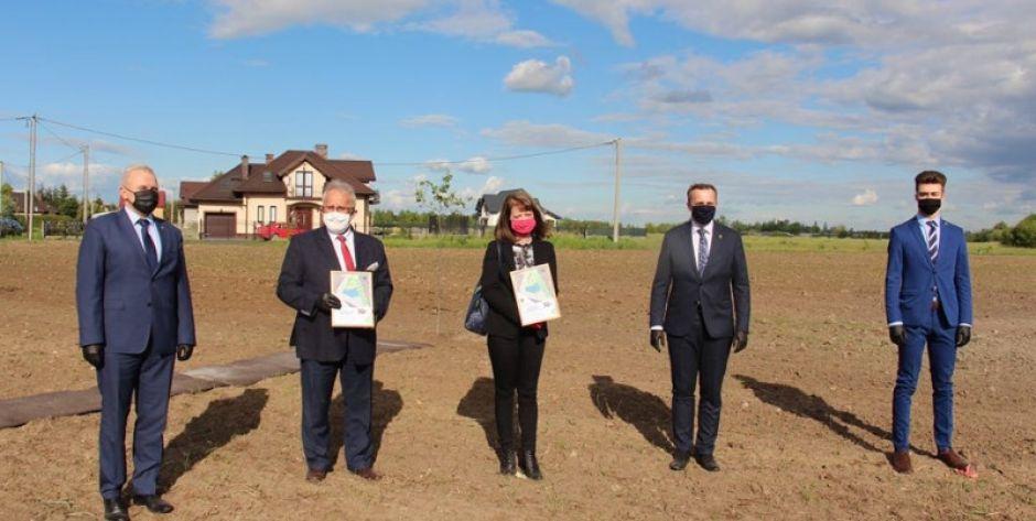 Władze wojewódzkie, powiatowe i gminne sadziły drzewa w Dębem Wielkim - fot. UG