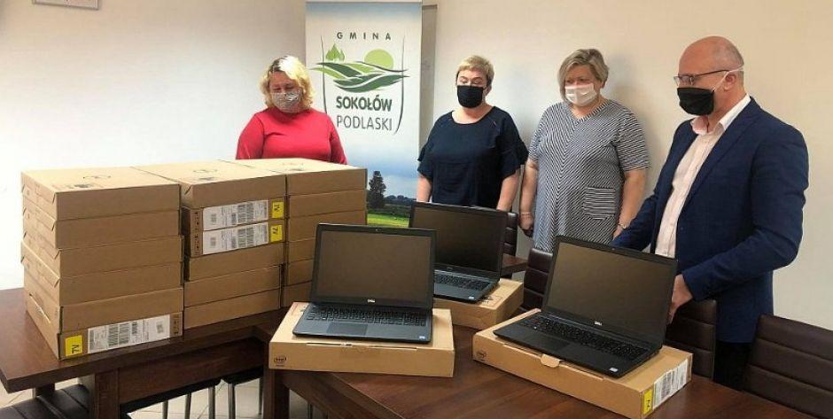 Przekazanie laptopów - fot. UG Sokołów Podl.