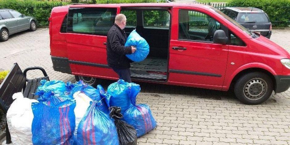 Pan Stefan ładuje worki do busa, fot. Ana