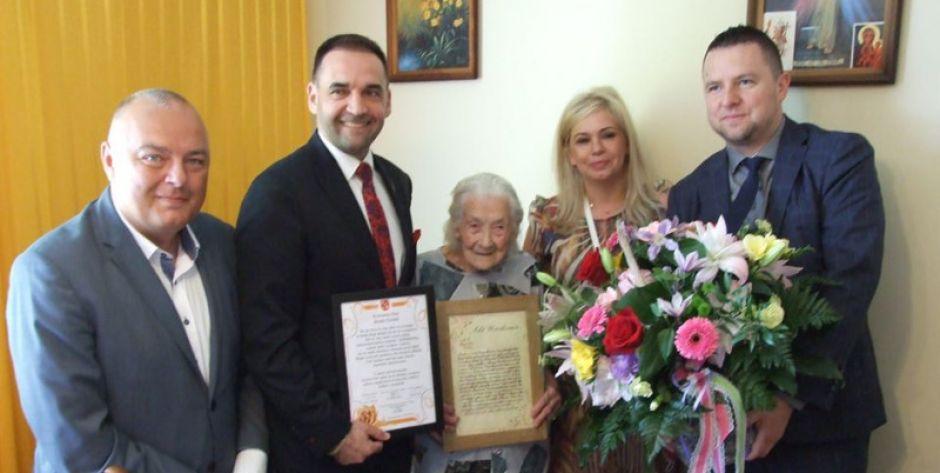 władze gminy i jubilatka - fot. Urząd Gminy w Halinowie