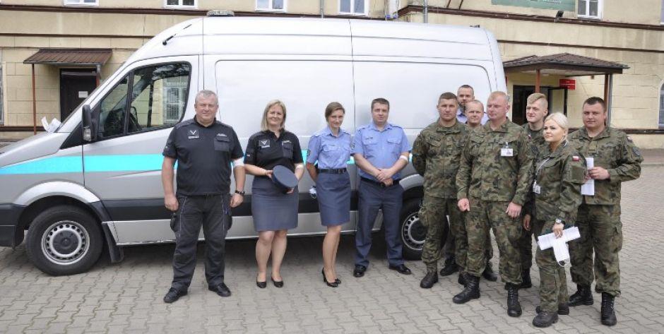 Funkcjonariusze Zakładu Karnego oraz żołnierze 18 Dywizji Zmechanizowanej im. gen. broni Tadeusza Buka wspólnie oddawali krew, fot. ppor. Przemysław Turyk - fot. ppor. Przemysław Turyk