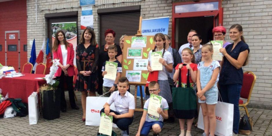 nagrodzeni i organizatorzy - fot. UG Jakubów