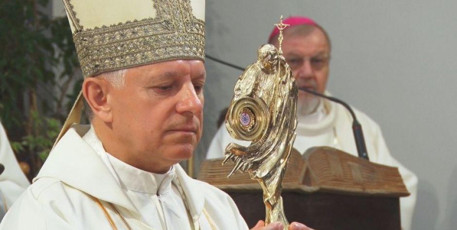Abp. Mieczysław Mokrzycki z relikwiami św. Jana Pawła II.  fot. Wiesław Gromek - fot. Wiesław Gromek
