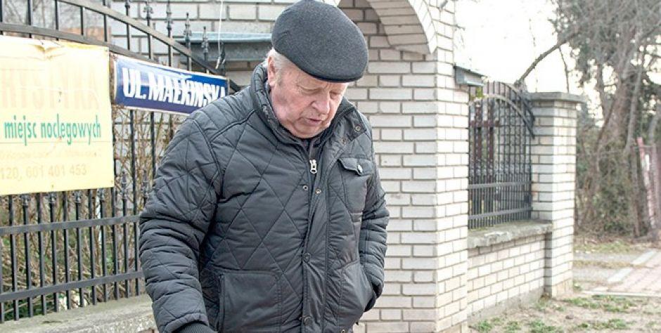 Styczeń 2020 r.: Stefan Kanabrodzki pokazuje miejsce, w którym widział przedmiot, wyglądający na sporą bombę. Fot. Aga Król