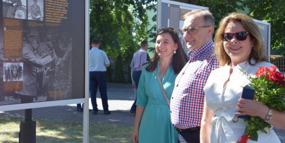 Od lewej: Zofia Paczóska, Leszek Redosz i Ewa Besztak.  fot. arch. Starostwa w Węgrowie. - fot. .