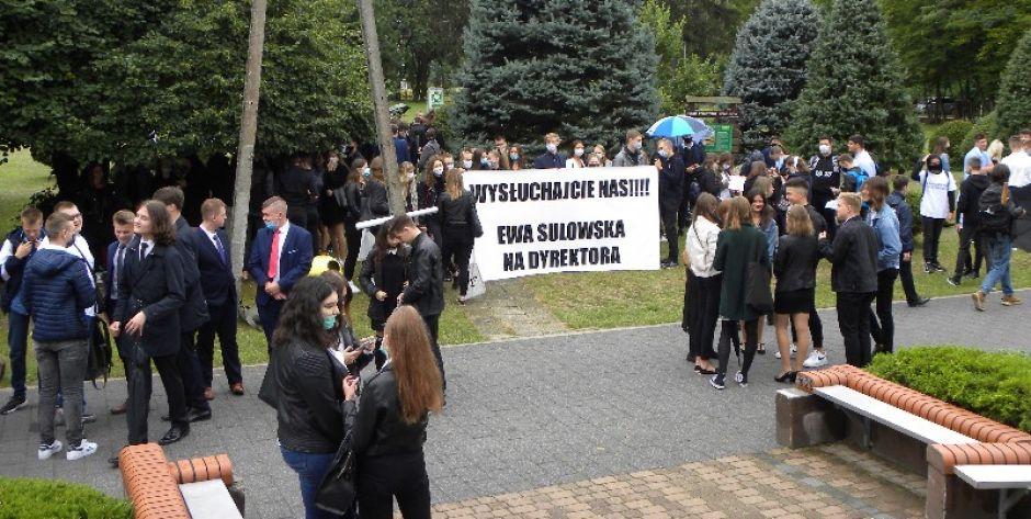 Uczniowie ZSP w Łochowie zgromadzili się przed budynkiem szkoły.  fot. sej