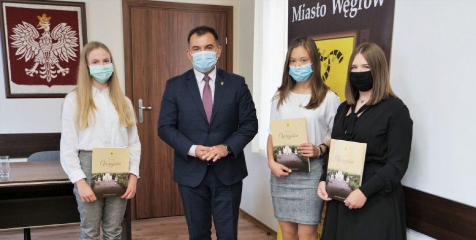 Od lewej: Natalia Stankiewicz, burmistrz Paweł Marchela, Maria Rychlik i Olga Matusik.  fot. arch UM w Węgrowie - fot. .
