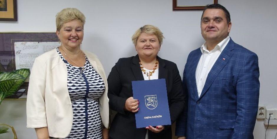 Wiceburmistrz Małgorzata Łotarska i burmistrz Robert Gołaszewski z dyrektor Elżbietą Jarząbek (w środku).  fot. arch. UM w Łochowie  - fot. UM Łochów