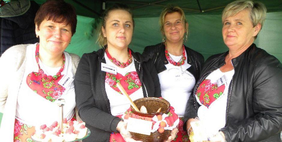 Panie z Koła Gospodyń Wiejskich w Czaplach z wyróżnionym bigosem staropolskim.  fot. sej