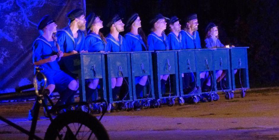 Ławki i szkolne mundurki są ponadczasowe..., fot. Ana