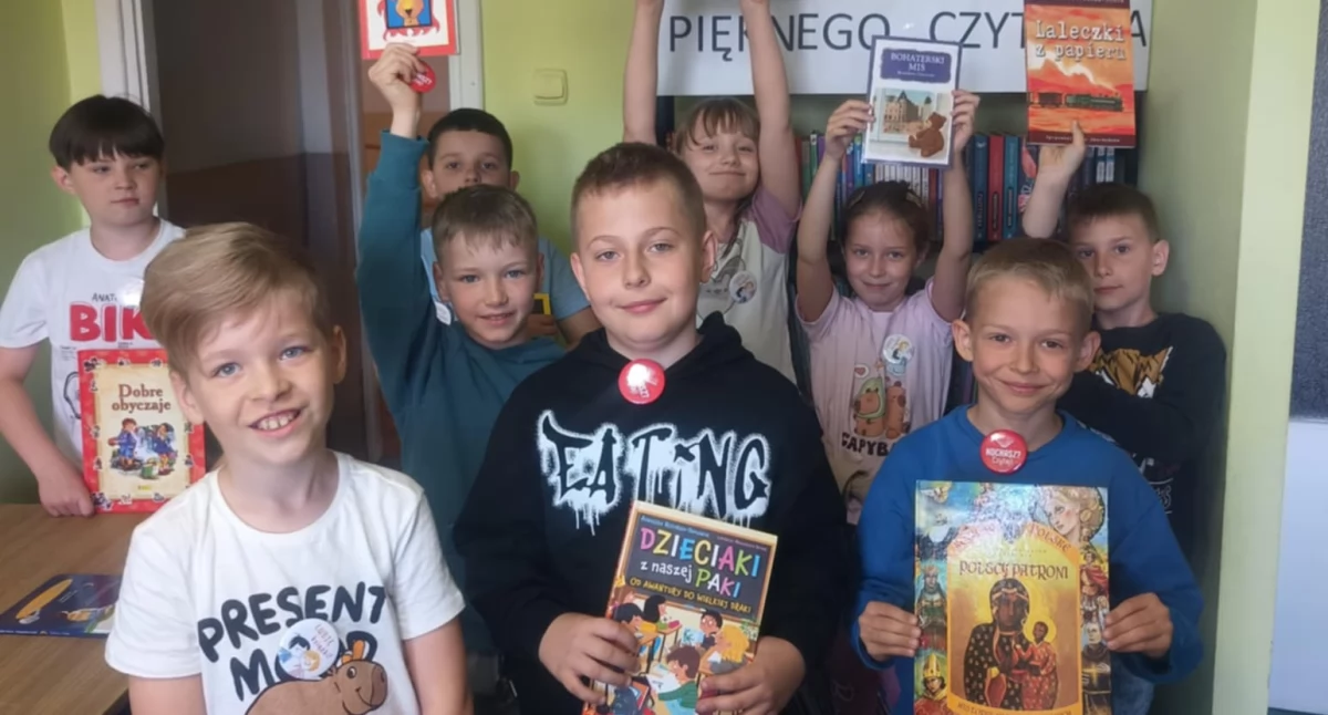 Uczniowie Szkoły Podstawowej w Hadynowie - laureaci konkursu pięknęgo czytania, fot. arch. GBP w Olszance
