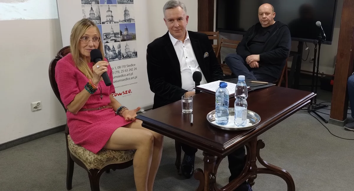 Spotkanie z Beatą Pawlikowską poprowadził wicedyrektor Muzeum Regionalnego Krzysztof Chaberski