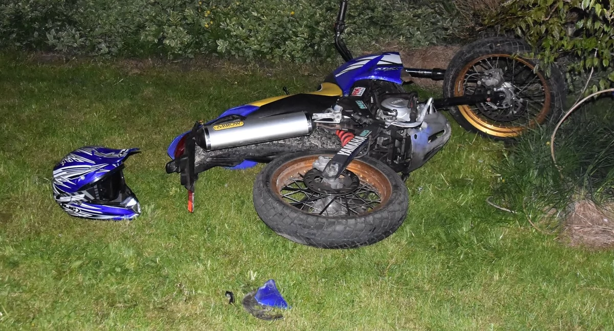 Wypadki, latek motocyklu zderzył samochodem - zdjęcie, fotografia