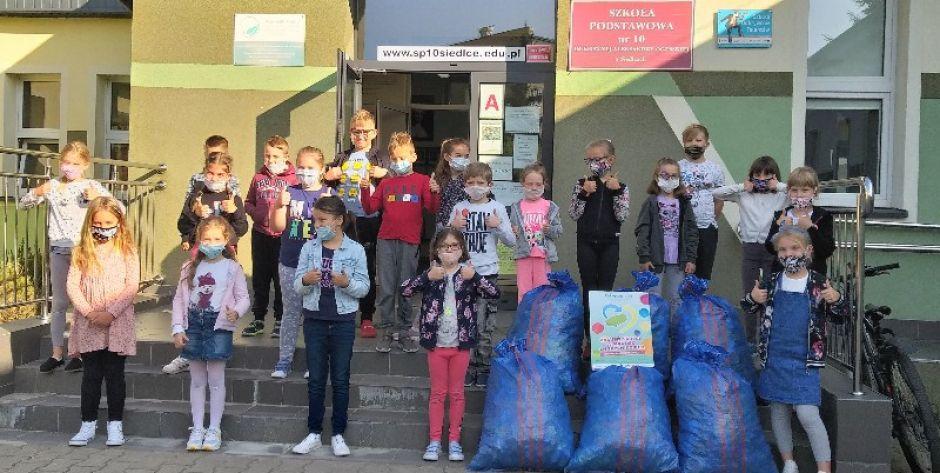 Nakrętki, uzbierane przez dzieci ze Szkoły Podstawowej nr 10 w Siedlcach, fot. Ana
