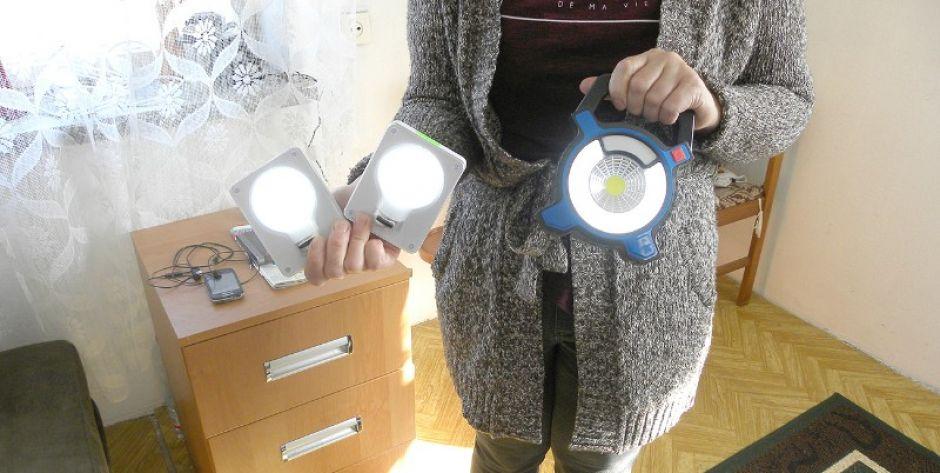 Jedyne oświetlenie w tym domu to przenośne reflektorki na baterie. fot. BS