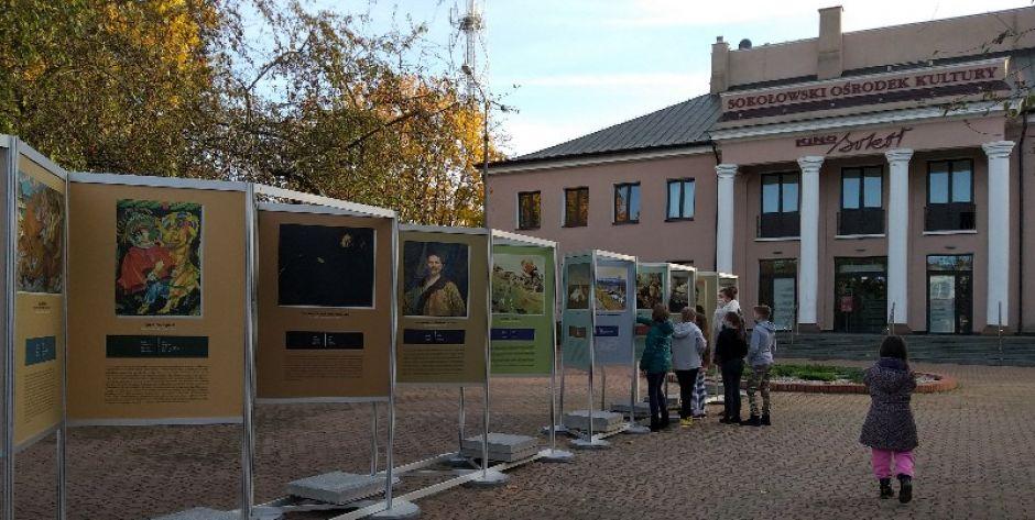 Wystawę chętnie oglądają dzieci, uczęszczające na zajęcia do pracowni plastycznej SOK, prowadzone przez Aleksandrę Rykałę, fot. Ana