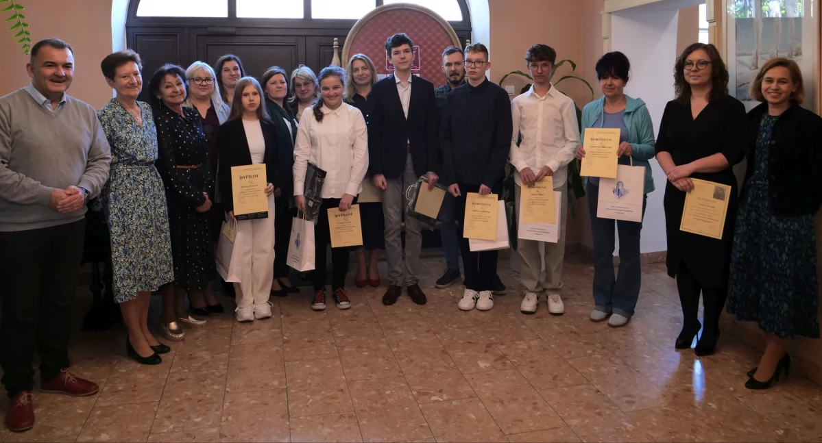 Laureaci konkursu z opiekunami, burmistrzem Węgrowa i organizatorami. fot. Beata Gontarz
