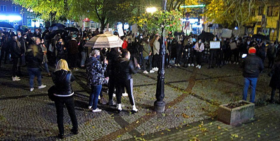 Protestujące łukowianki i łukowianie na Placu Solidarności i Wolności w Łukowie. Fot. PGL