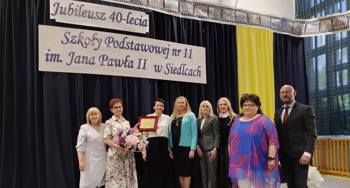 Dyrektor SP nr 11 Małgorzata Szostek (druga z lewej) oraz dyrektorzy pozostałych siedleckich podstawówek. 