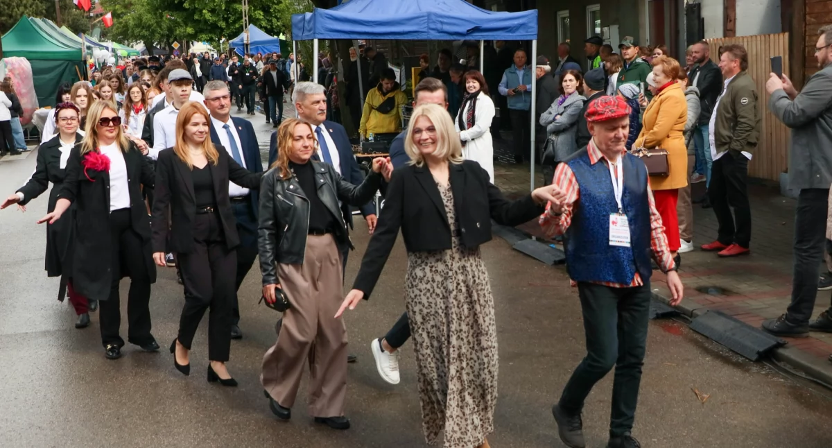 Polonez z udziałem burmistrz Marzeny Świeczak. Fot. CSiK Garwolin