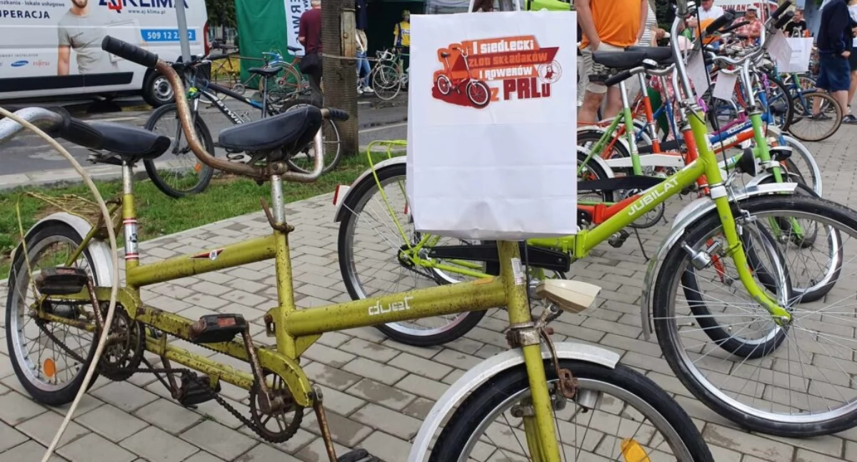 Pierwsza edycja Zlotu Składaków i Rowerów z PRL-u zgromadziła dużą grupę fanów starych jednośladów. Fot. Aga Król 