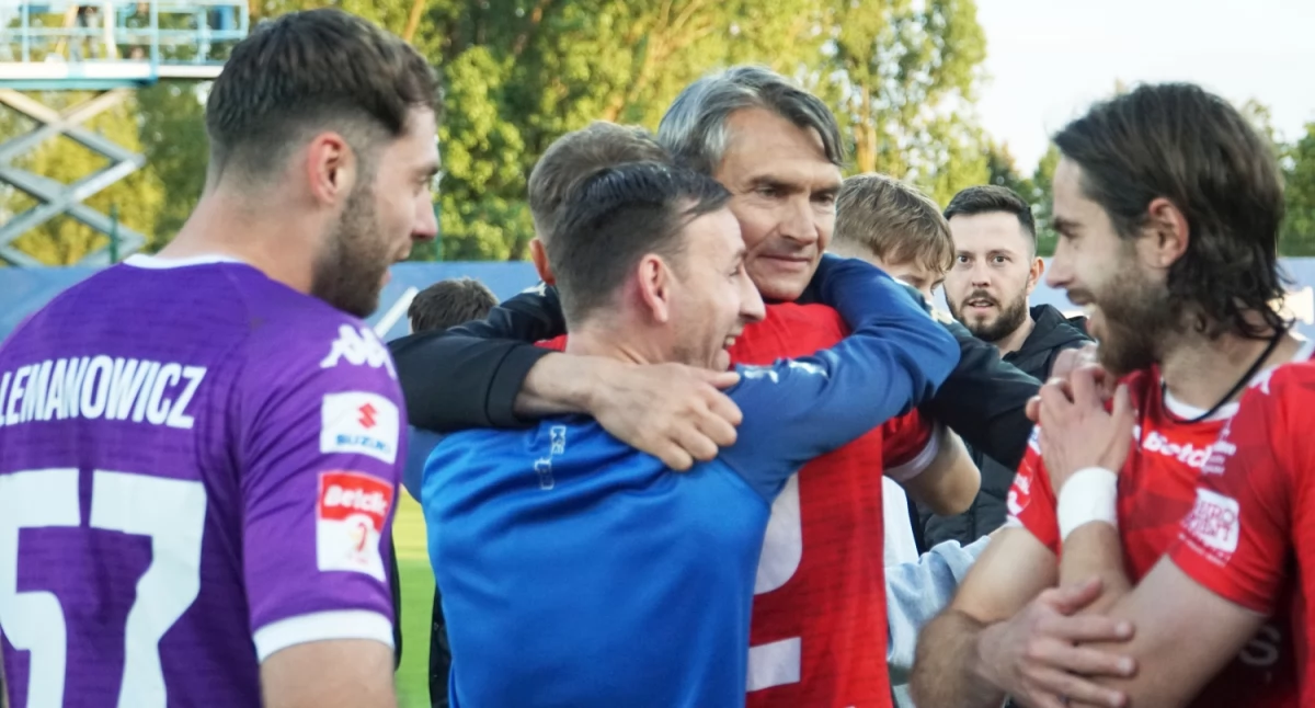 Ojciec sukcesu Pogoni Siedlce - trener Adam Nocoń w objęciach kapitana zespołu - Damiana Szuprytowskiego. Po prawej bohater meczu z Wartą - Marcin Flis
