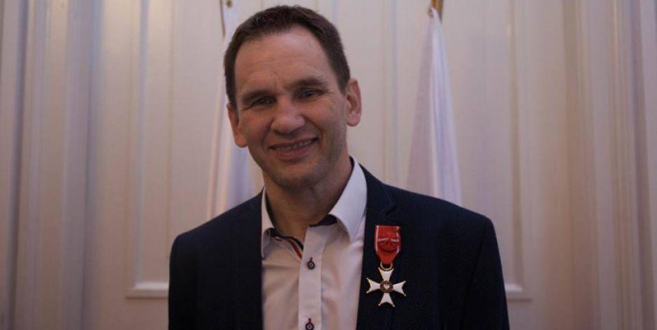 Marek Piotrowski odbiera odznaczenie - fot. UG