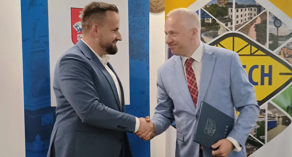 Tomasz Hapunowicz i Karol Przesmyki, prezes firmy Zeltech podpisali umowę na przebudowę ul. Floriańskiej   