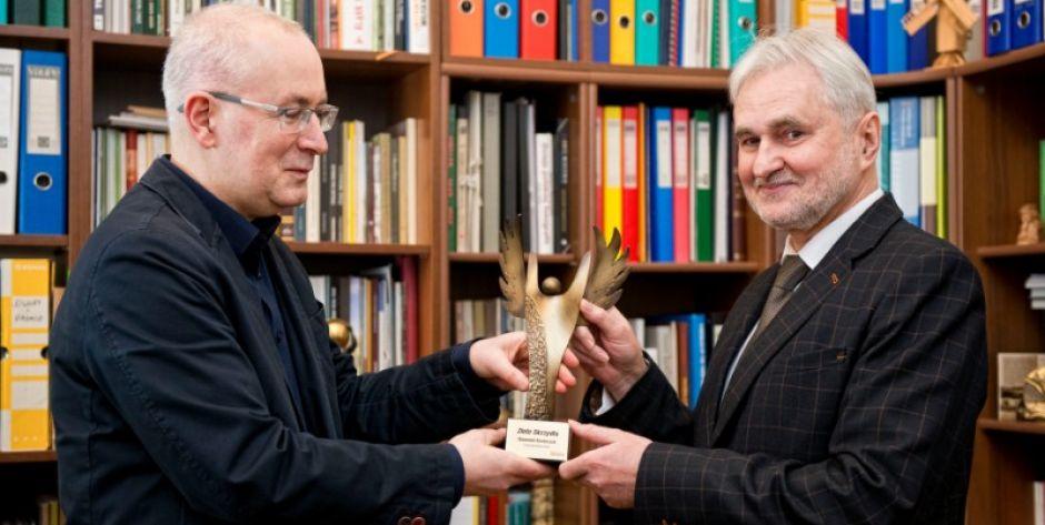 Sławomir Kordaczuk (z prawej) przyjmuje statuetkę z rąk redaktora naczelnego TS Dariusza Kuziaka fot. Aga Król 