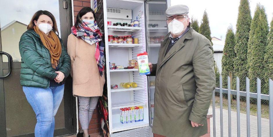 - Zamiast wyrzucać nadmiar jedzenia, podzielmy się nim - mówi Kazimierz Hawryluk. Fot. UG w Starej Kornicy - fot. s